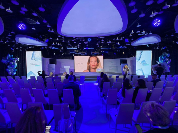 LED-экраны в оформлении сцены для презентации нового продукта