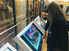 Интерактивные панели для ознакомления с шоу-программой