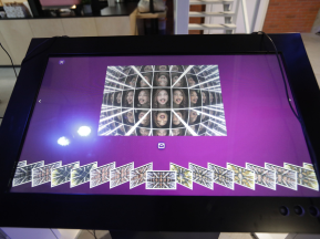 Тач-панель при фотозоне для отбора готовых фото