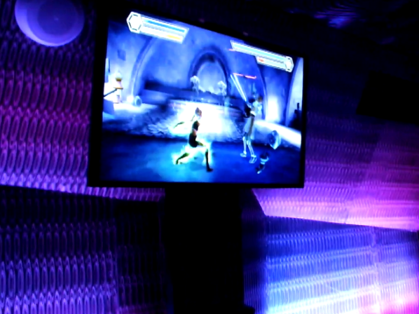 Плазма на стойке для трансляции кибер-спортивных матчей