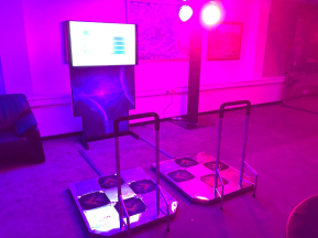 Плазма на брендированной стойке для интерактивной зоны