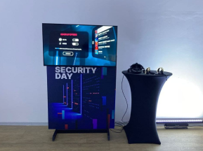 Плазма на брендированной стойке для игровой VR зоны